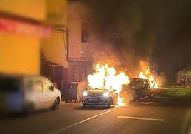 Imagen de las llamas afectando a varios vehículos en la Carretera de Lomo Blanco.
