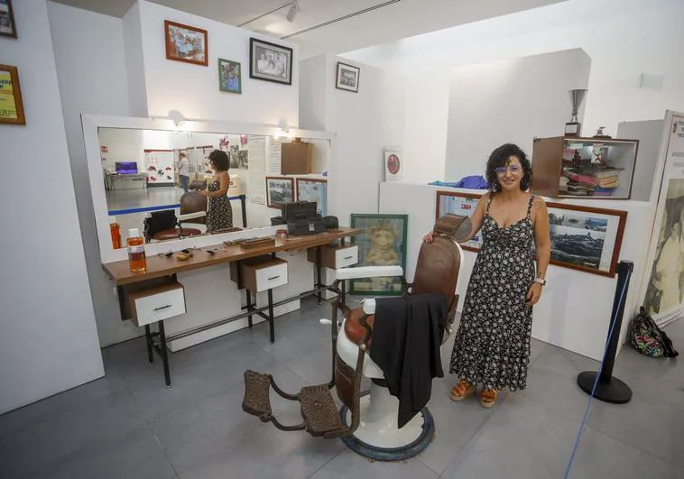 La barbería. Esther Rodríguez, en la recreación del negocio que tuvo su padre y que se expone en el Centro Cultural Federico Garía Lorca.