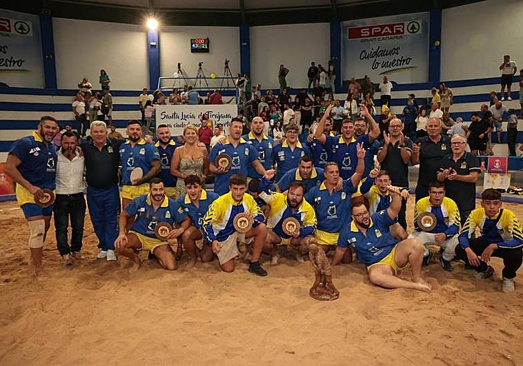 El Maninidra posa con su trofeo de campeón en el terrero de Vecindario.