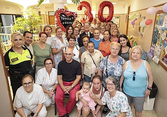 Foto de familia entre profesionales del centro de salud y usuarios el día en que se conmemoraron los 30 años.