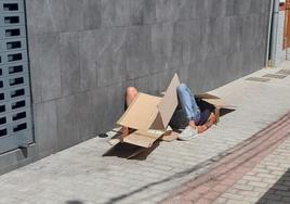 Imagen tomada por los vecinos de dos personas que duermen al raso en una calle de Arenales.