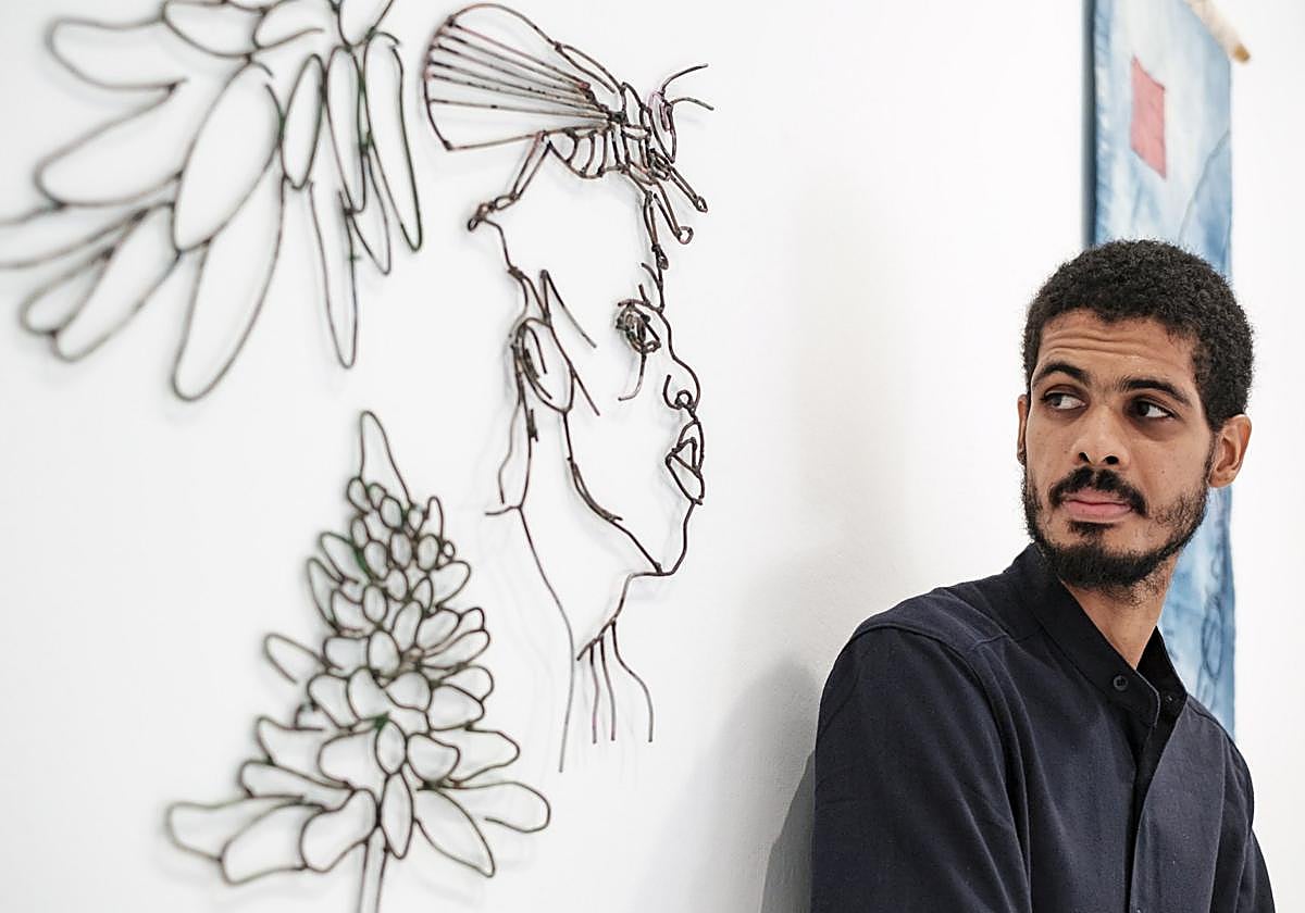 El artista caboverdiano Yuran Henrique, este lunes, junto a una de sus piezas en Casa África.