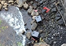 Los contenedores fueron arrojados a la orilla del mar.