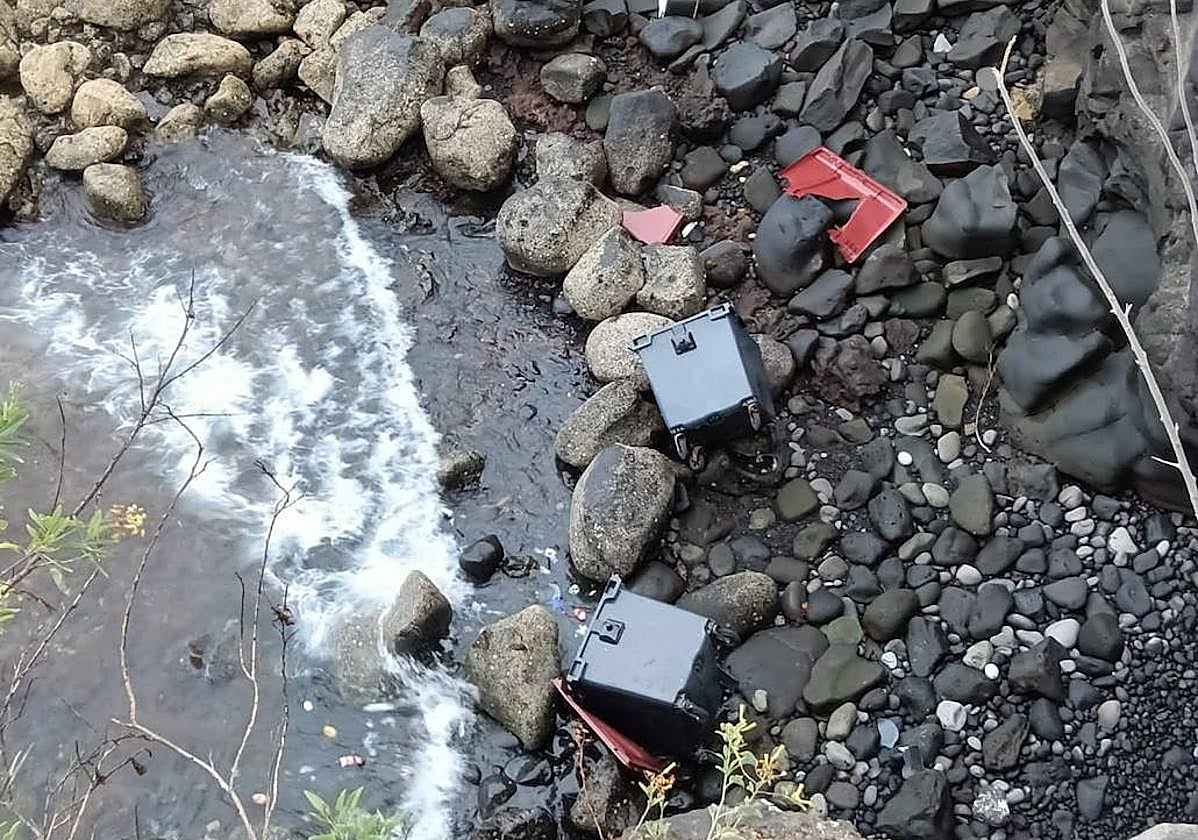 Los contenedores fueron arrojados a la orilla del mar.