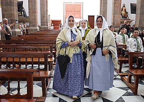 Imagen secundaria 1 - Una homilía con acento muy folclórico