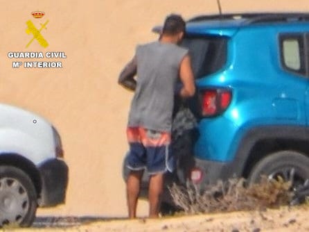 Detenido tras robar en los coches de turistas en las Dunas de Corralejo