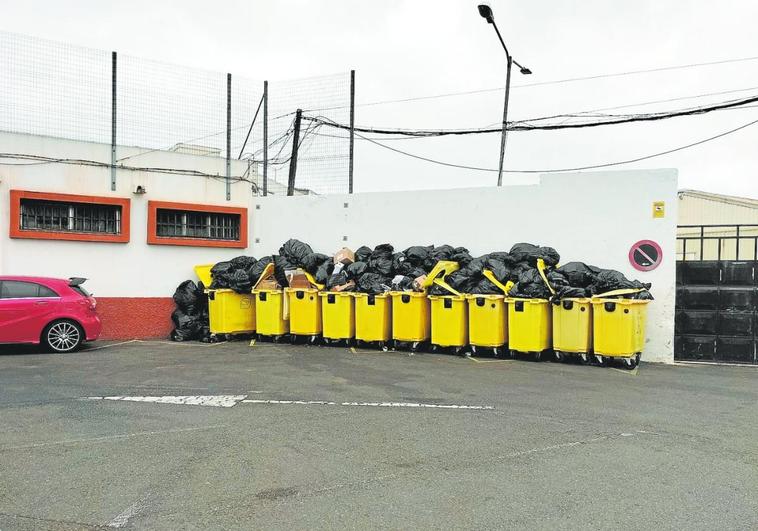 Reboso de basura a las puertas del antiguo cuartel Canarias 50