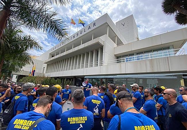 Una de las últimas protestas de los bomberos del Consorcio ante la sede del Cabildo.