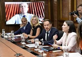 El viceconsejero de Presidencia del Ejecutivo, Alfonso Cabello y el consejero de Transición Ecológica, Mariano Hernández Zapata, en el primer Consejo de Gobierno del nuevo Ejecutivo.