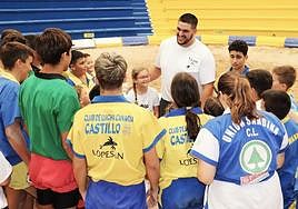 Santi El Faro imparte clases a sus alumnos.