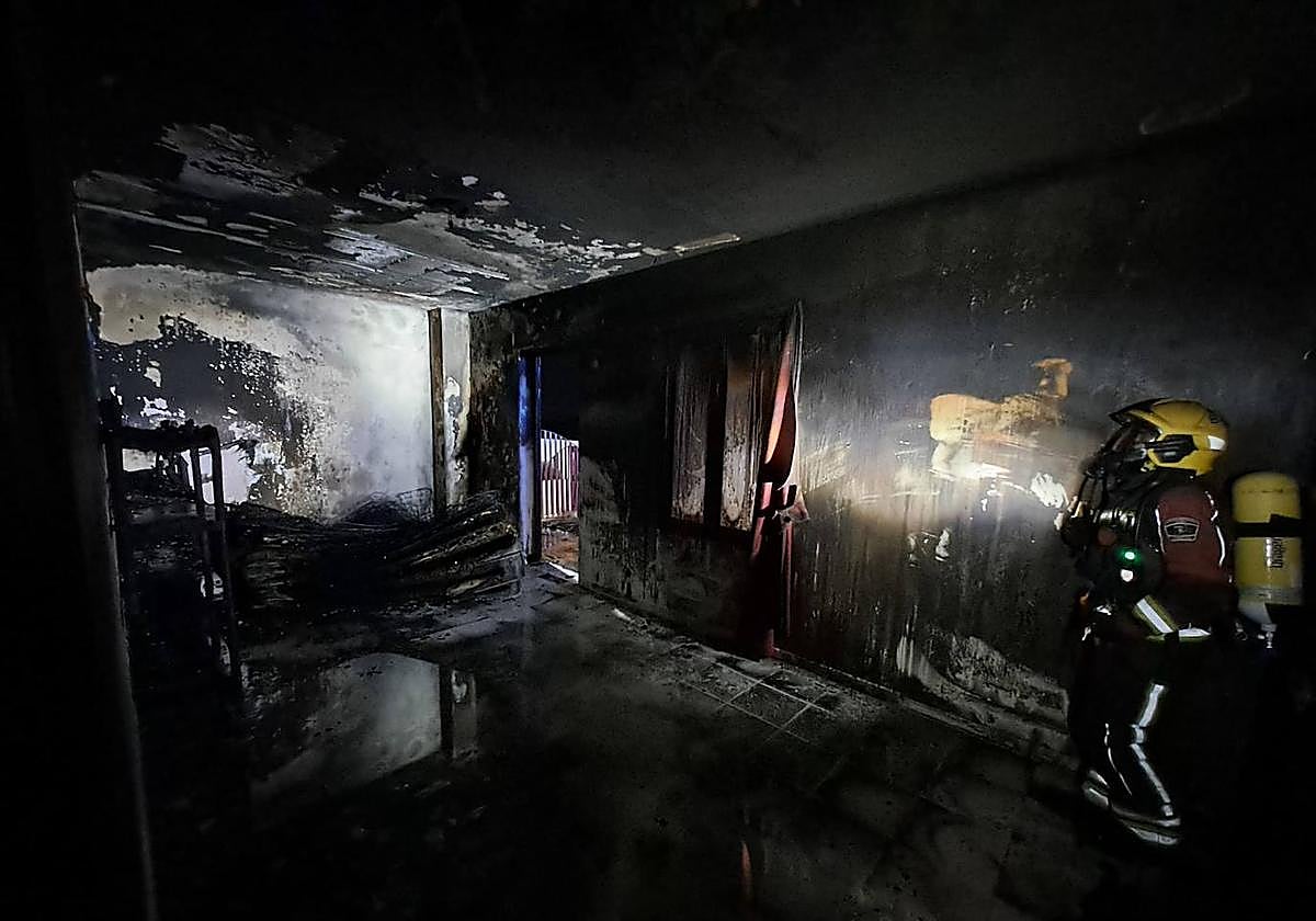 Imagen del interior del albergue calcinado.