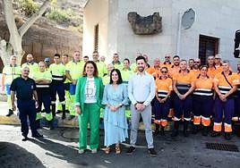 Imagen de algunos miembros del grupo de Gobierno junto a los efectivos del servicio de limpieza.