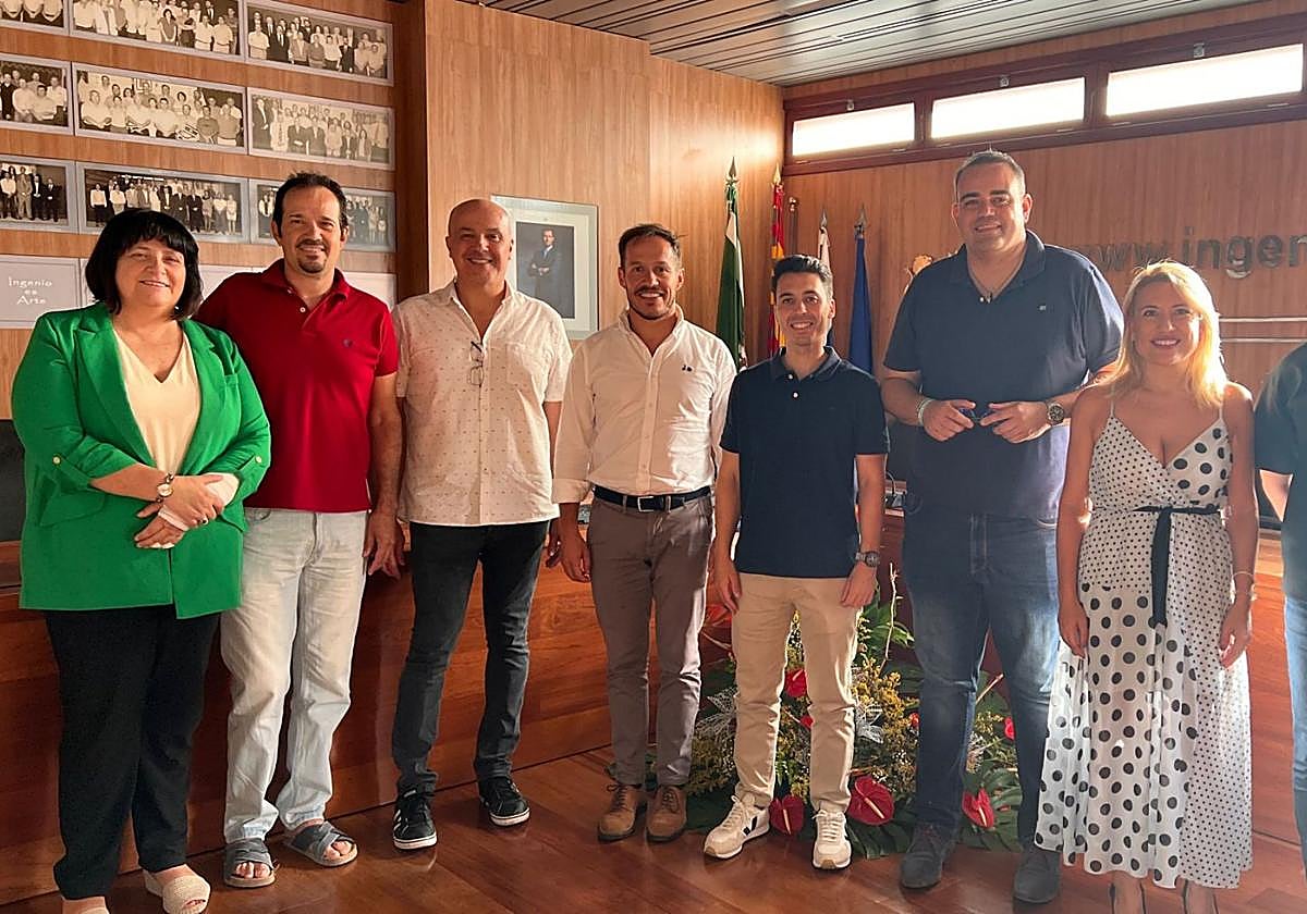 Foto tras la visita. Acudió también la exalcaldesa, Ana Hernández.