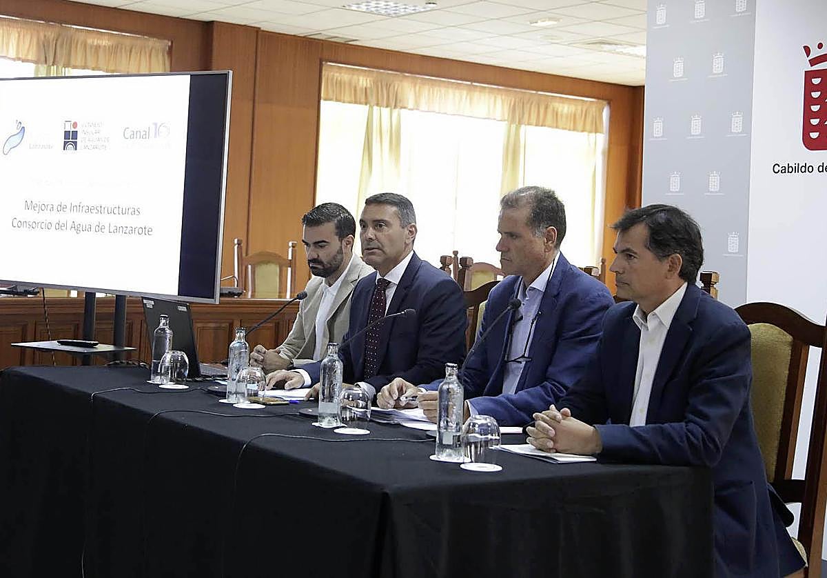 El presidente Oswaldo Betancort y Domingo Cejas, consejero de Aguas, entre otros.