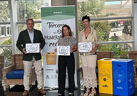Alejandro Molowny, director insular de residuos; Beatriz González, directora del centro sociosanitario Santísima Trinidad, y Carlota Cruz, representante de Ecoembes en Canarias.