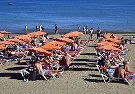 Imagen de turistas bronceándose en la playa de Maspalomas.