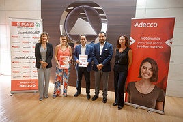 thumbnail_A la izquierda, la directora general y directora de RRHH de SPAR Gran Canaria junto a los representantes de Adecco.