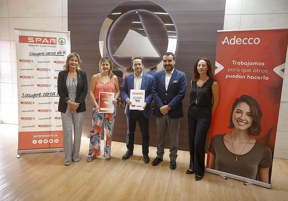 thumbnail_A la izquierda, la directora general y directora de RRHH de SPAR Gran Canaria junto a los representantes de Adecco.