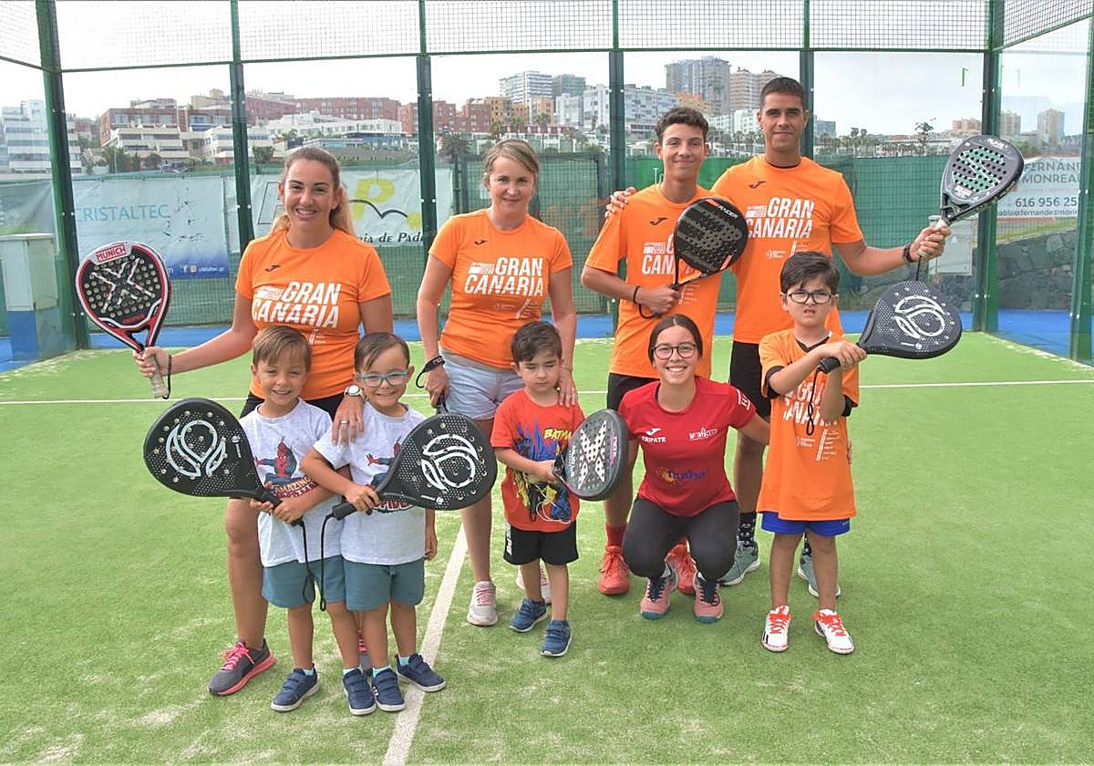 Los niños, con los técnicos que les instruyeron.
