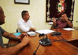 Enrique Pérez, consejero de Residuos del Cabildo, con el alcalde Matías Peña durante la visita al Ayuntamiento de Antigua.