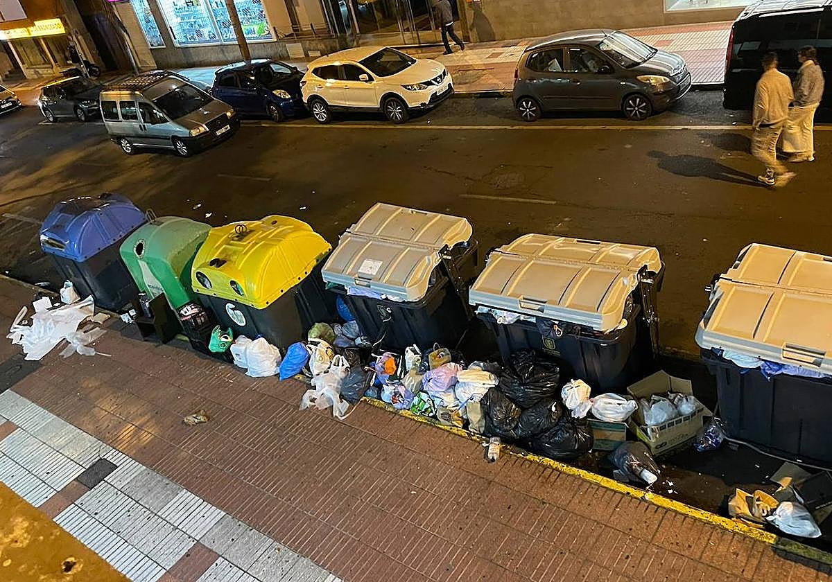 Imagen reciente de unos contenedores rebosando basura en Las Palmas de Gran Canaria.