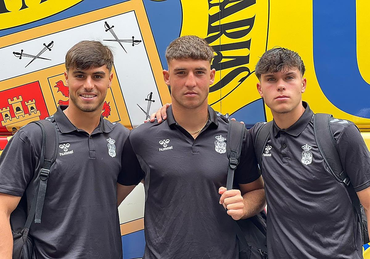 Loas canteranos Killane, Herzog e Iñaki, antes de partir rumbo hacia el aeropuerto de Gran Canaria.