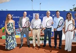 Autoridades, promotores y patrocinadores en la presentación del evento.