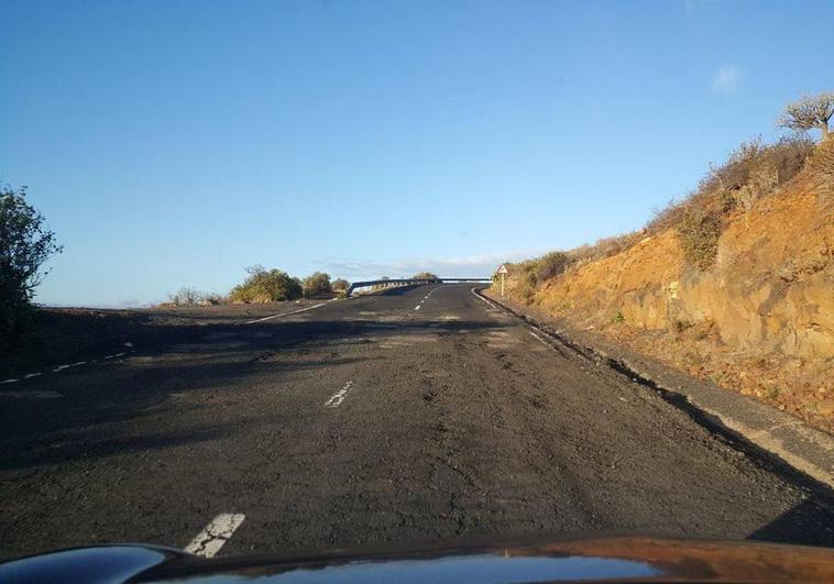 Un motorista muere tras chocar con una roca en Tenerife