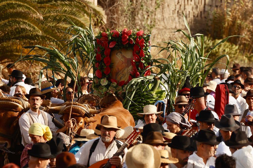 Ofrenda, bailes y carretas en la tradicional romería de San Lorenzo