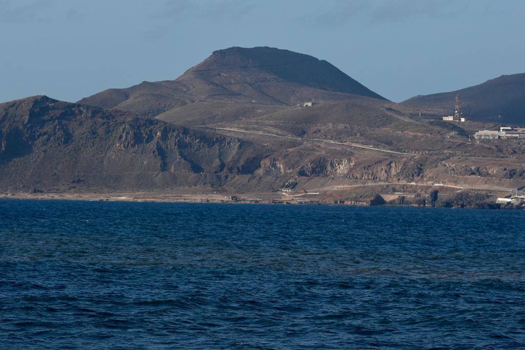 Algunos curiosos se atrevieron a meterse en el mar a pesar de la advertencia