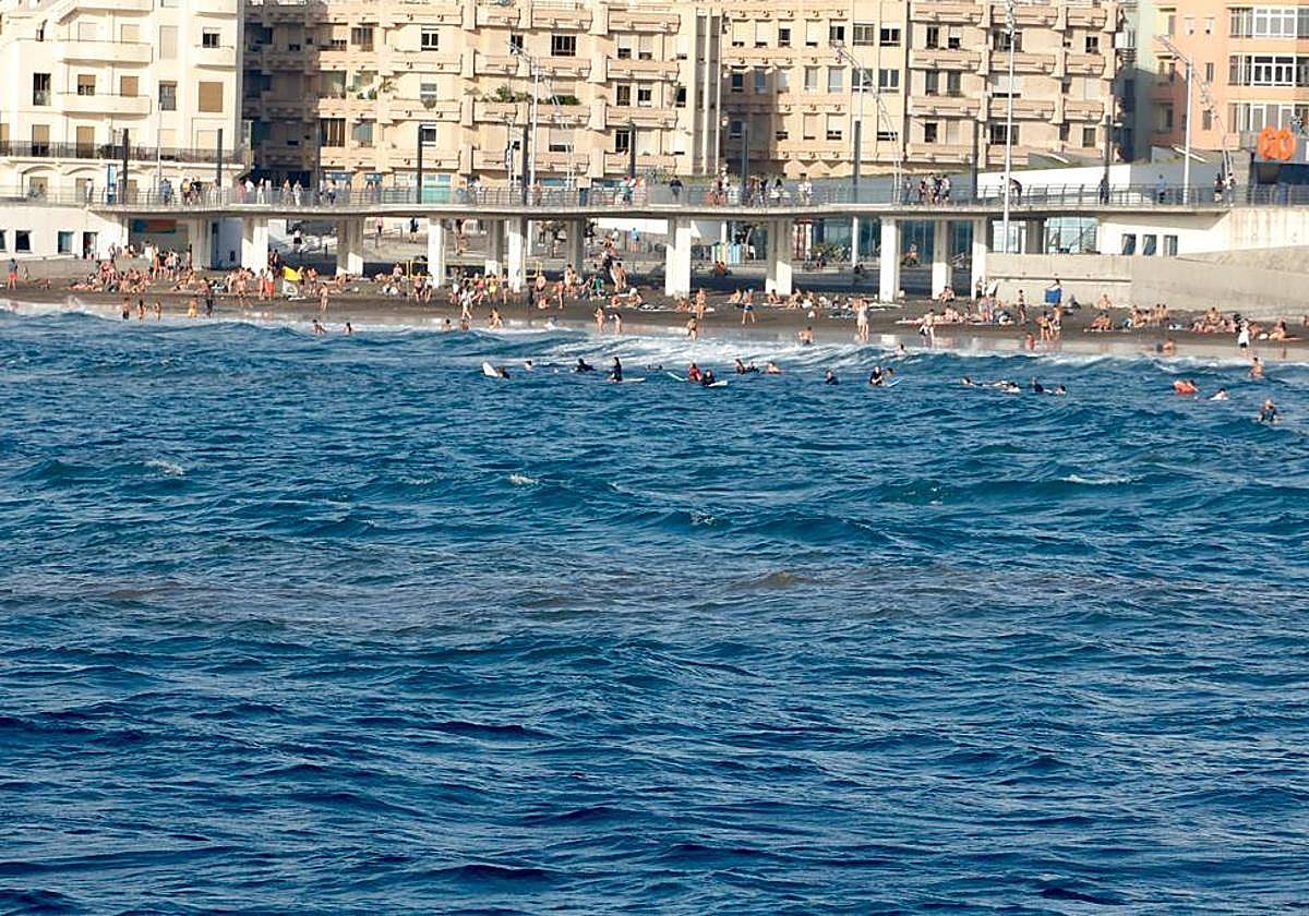 Algunos curiosos se atrevieron a meterse en el mar a pesar de la advertencia