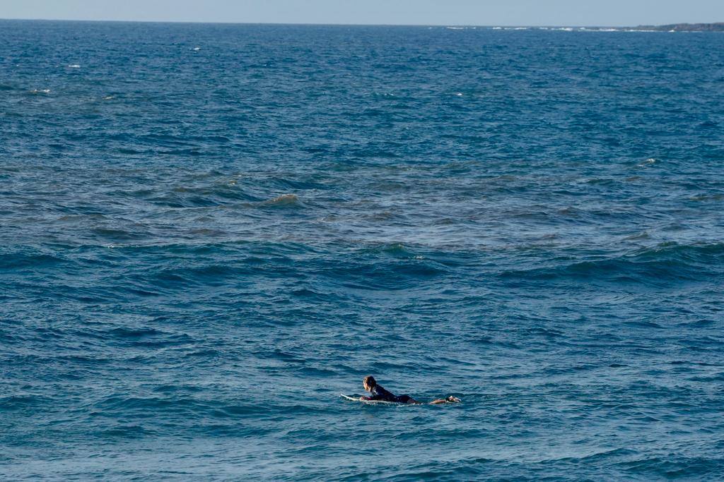 Algunos curiosos se atrevieron a meterse en el mar a pesar de la advertencia