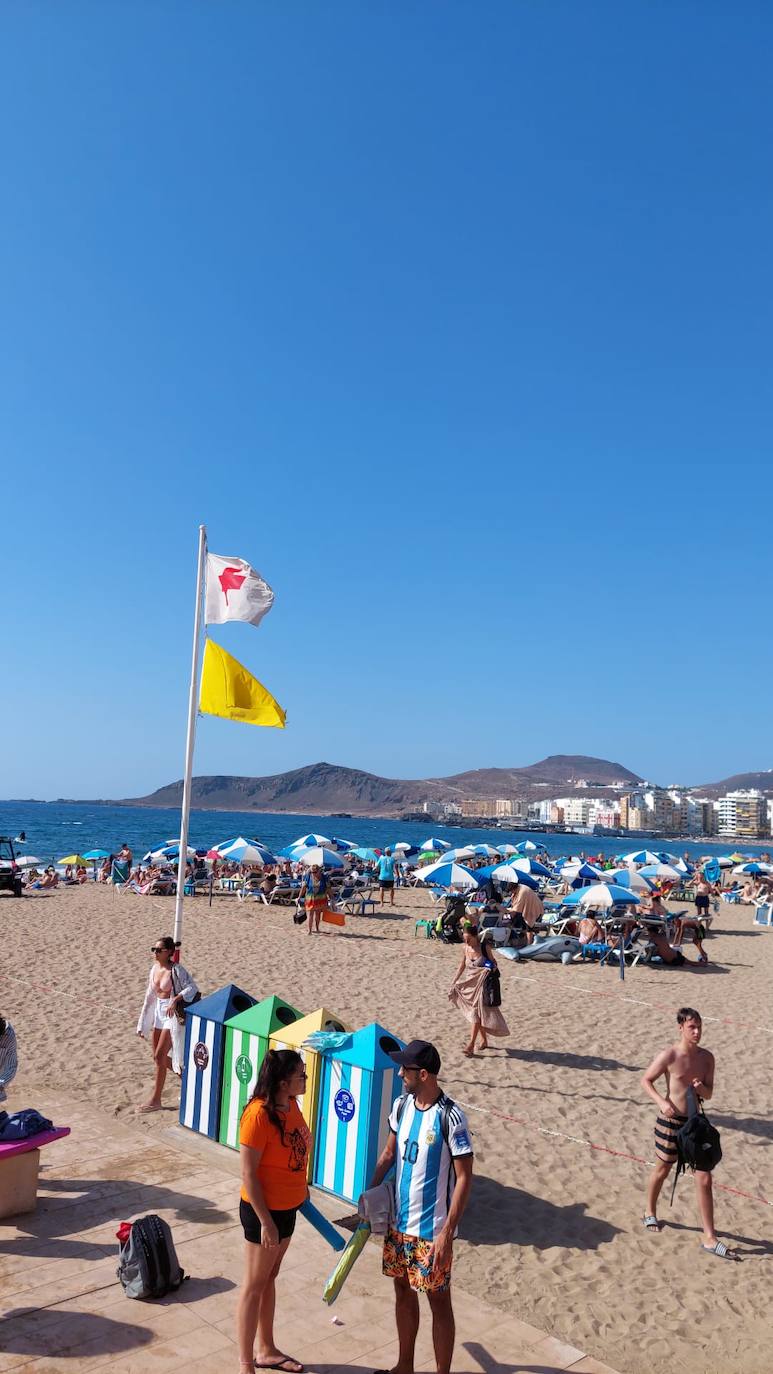Algunos curiosos se atrevieron a meterse en el mar a pesar de la advertencia