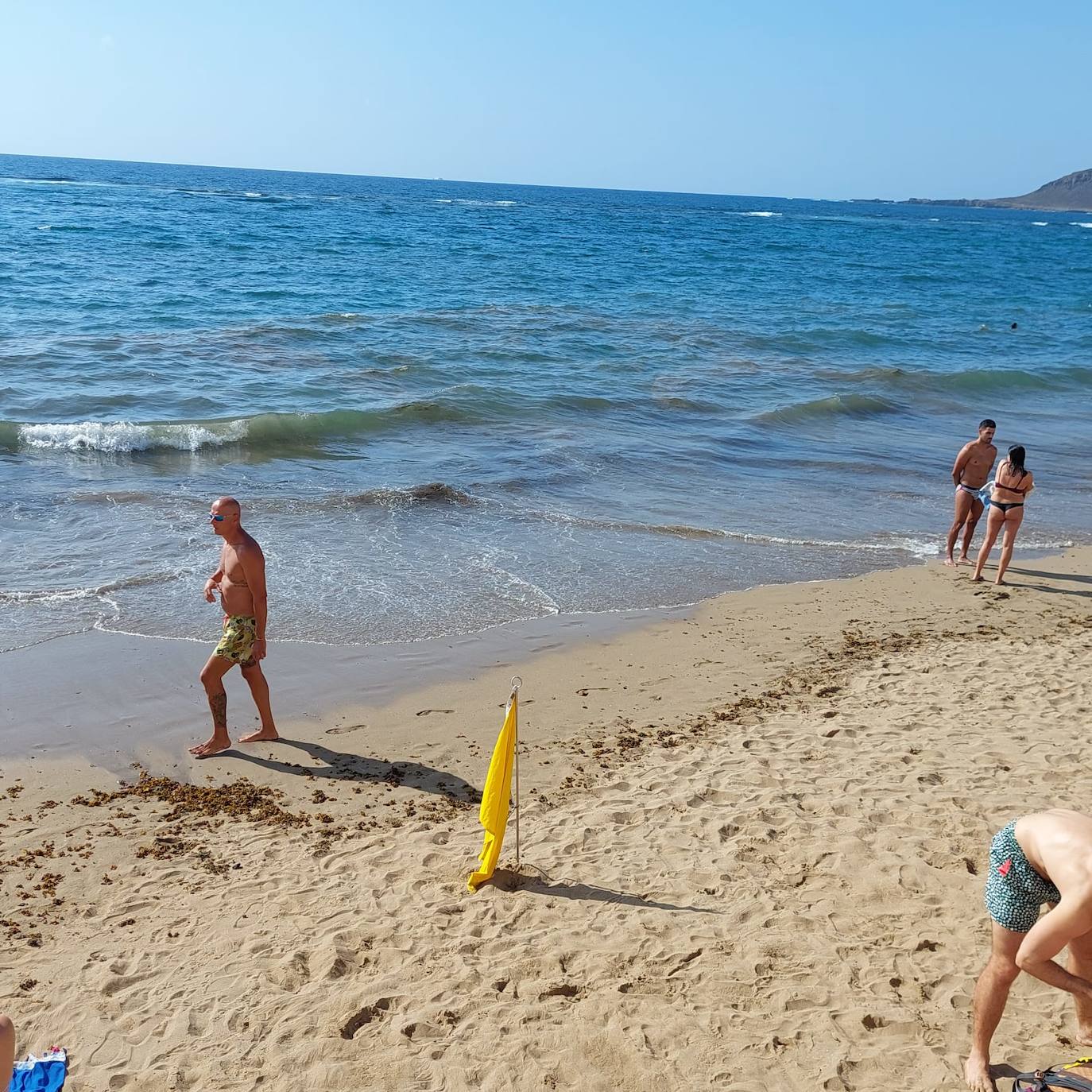 Algunos curiosos se atrevieron a meterse en el mar a pesar de la advertencia