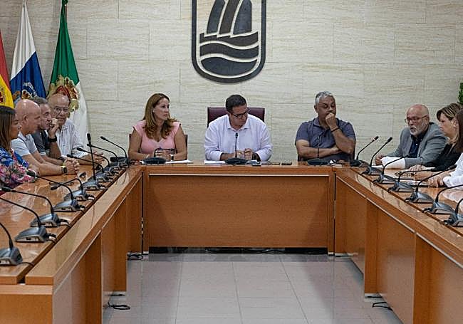 La presidenta Lola García y el alcalde David de Vera escucha a Rodríguez Marichal, presidente de la Cámara de Comercio.
