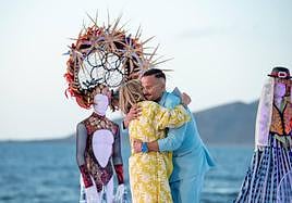 Josué Quevedo abraza a la concejala Inmaculada Medina.