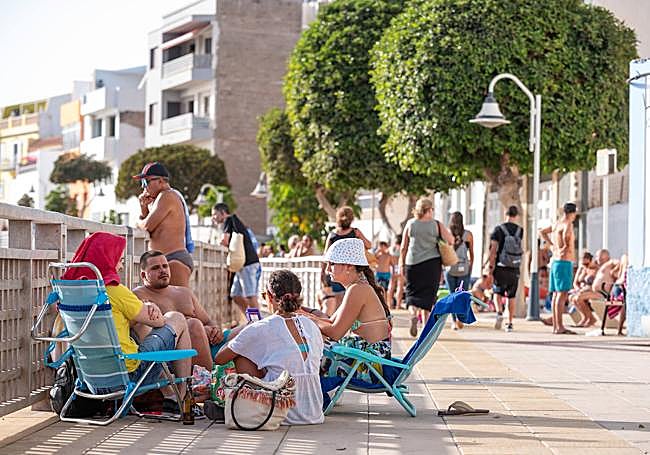 Cualquier sombra es buena para combatir el calor, y más si es cerca del mar.
