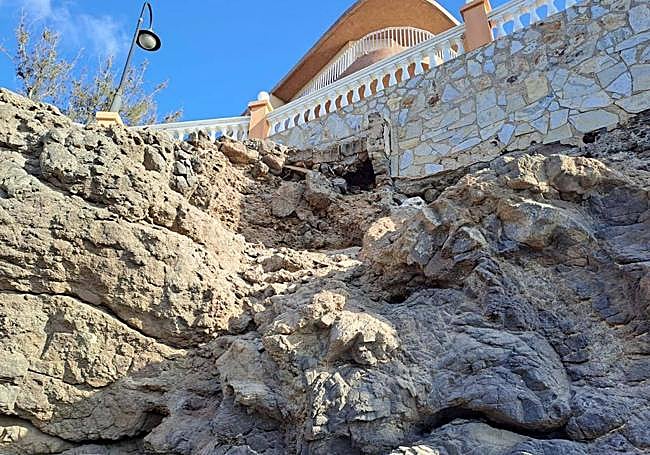 Boquete que ha quedado bajo el paseo marítimo que une Clavellinas con Salinetas.