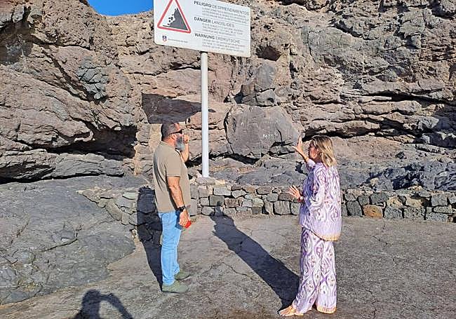 La edil María González Calderín, durante su visita a la zona junto al técnico municipal.