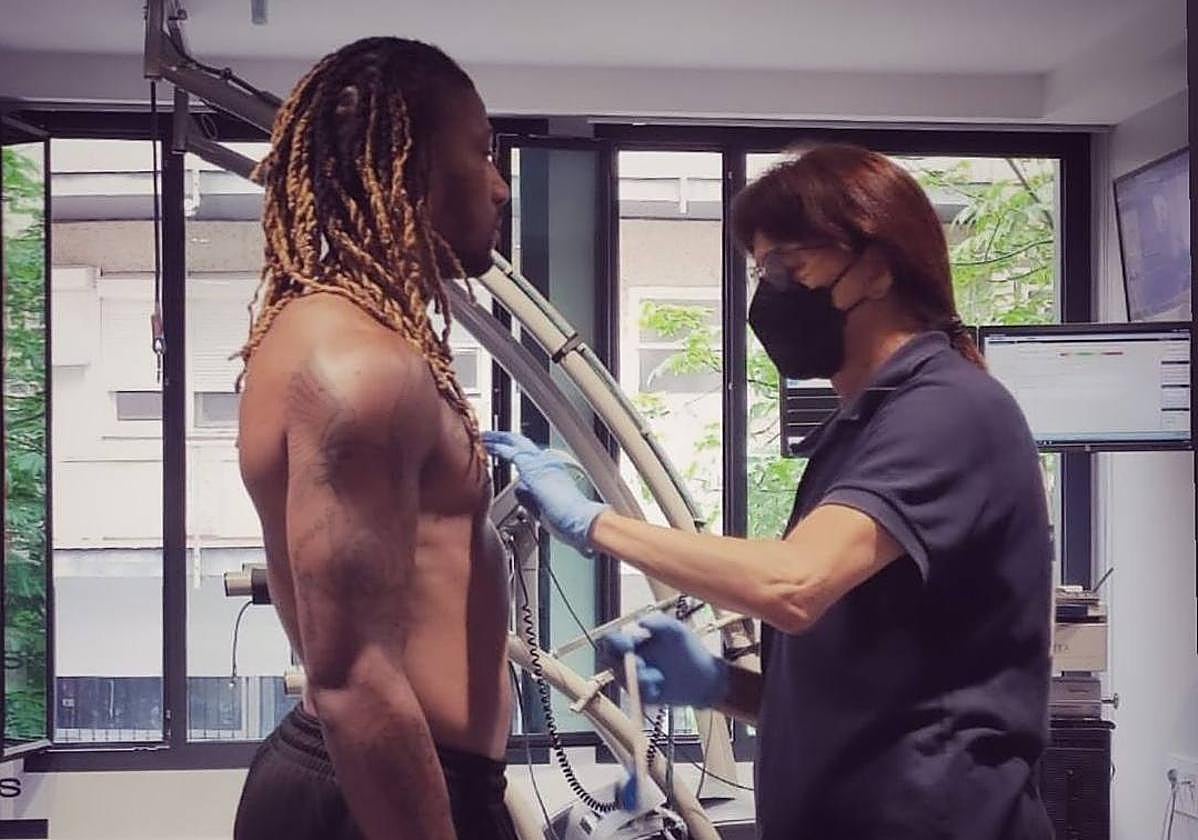 La doctora Clara Quintana valora al jugador Andrew Albicy.