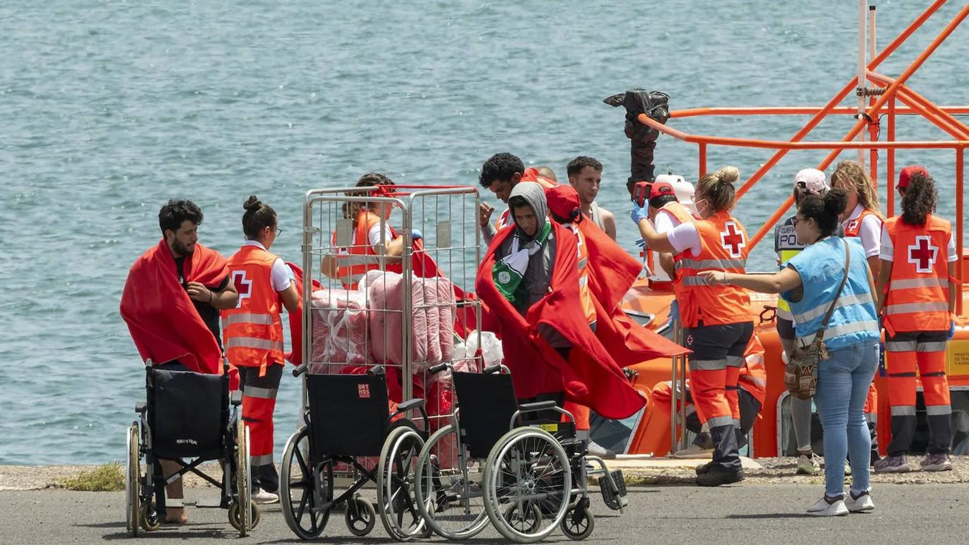 They rescued more than 300 people near Lanzarote in the last 24 hours