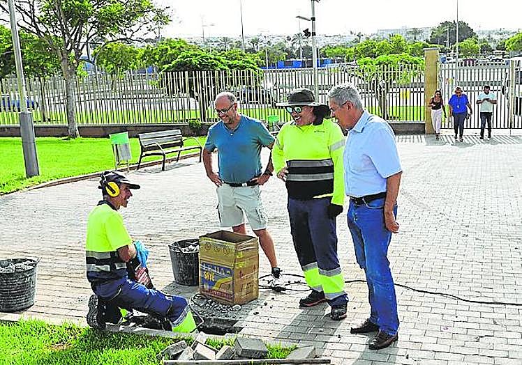 Imagen principal - Arriba, el alcalde dialoga con un grupo de trabajadores. Abajo, a la izquierda, Elena Álamo, Araceli Armas, Marco Aurelio Pérez y Eduardo Armas, en su visita. Abajo, a la derecha, labores de limpieza.