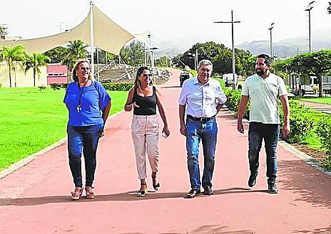Imagen secundaria 1 - Arriba, el alcalde dialoga con un grupo de trabajadores. Abajo, a la izquierda, Elena Álamo, Araceli Armas, Marco Aurelio Pérez y Eduardo Armas, en su visita. Abajo, a la derecha, labores de limpieza.