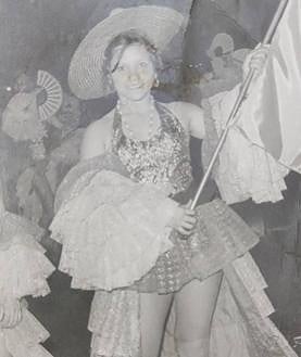 Imagen secundaria 2 - Más fotos de los carnavales de Josué Quevedo. Y junto a ellas, una imagen de su madre en Los Caibe.