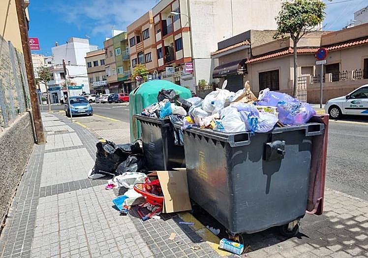 Imagen principal - Tamaraceite y Almatriche Bajo demandan más limpieza.