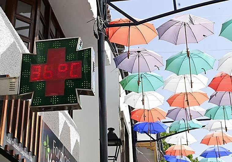 La isla entera sufre las temperaturas extremas, agravadas por la calima, y los canarios se refugian en las playas.