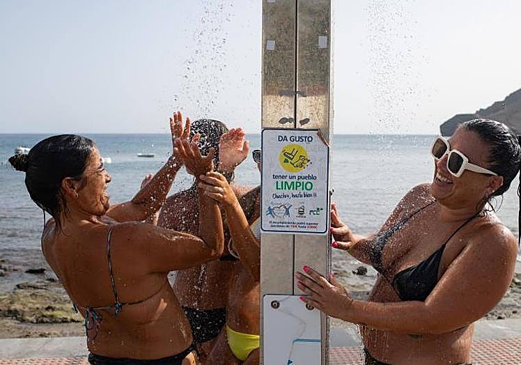 Imagen principal - Noche con bochorno en Canarias, con temperaturas de hasta 40 grados en La Aldea