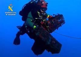 Un buzo con la droga intervenida en el fondo del casco de un buque en el Puerto de Las Palmas.