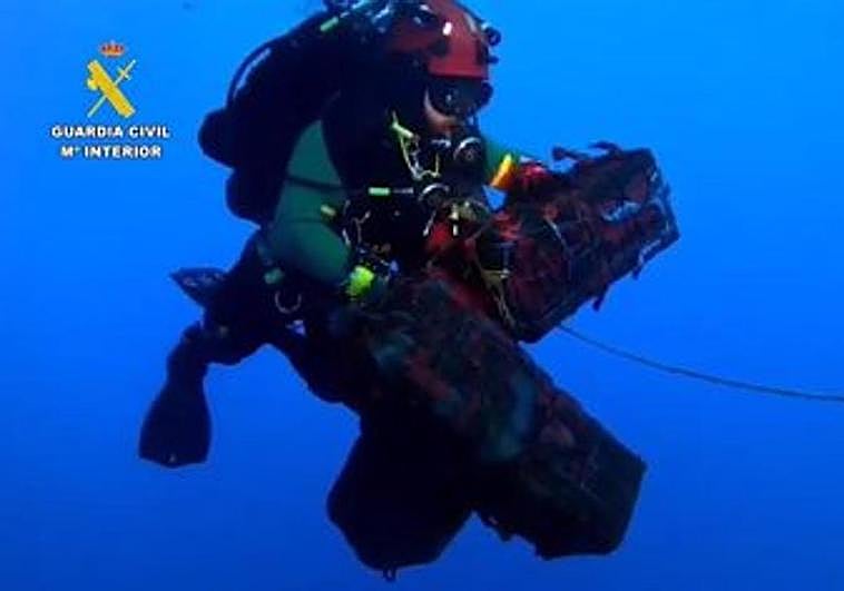 Un buzo con la droga intervenida en el fondo del casco de un buque en el Puerto de Las Palmas.