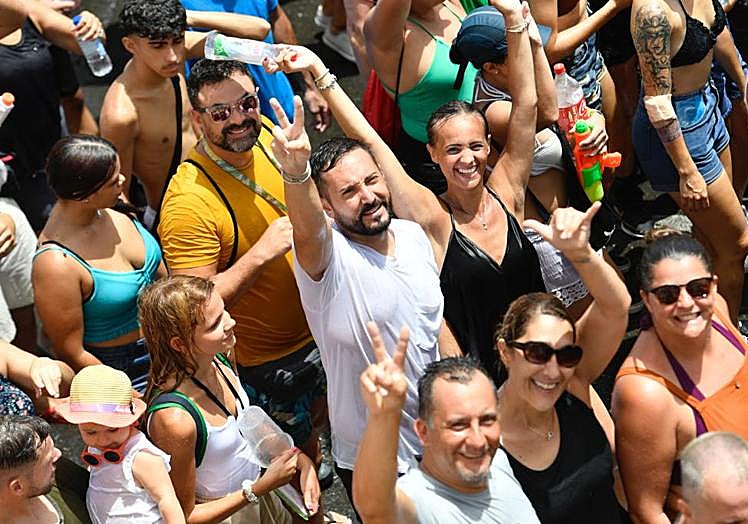 Imagen principal - Instantáneas que nos dejó La Traída ante el fuerte calor de este domingo.